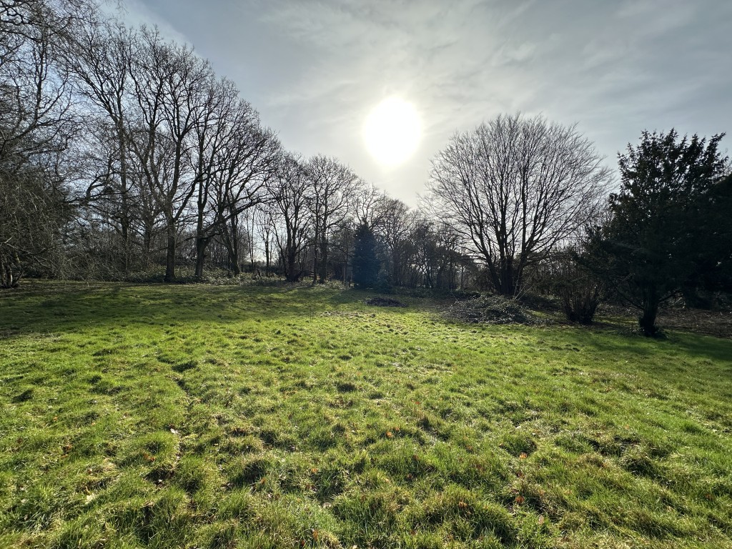 Lot: 135 - DETACHED COTTAGE FOR REFURBISHMENT ON 1.23 ACRES OF GROUNDS - Further 0.65 acres accessible from the end of the garden